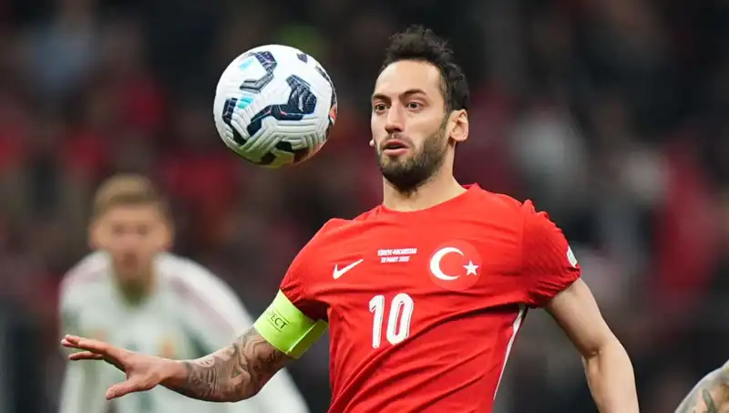 Fenerbahçe'nin Hakan Çalhanoğlu Teklifi: Mourinho'nun Gözdesi Olacak Mı?
