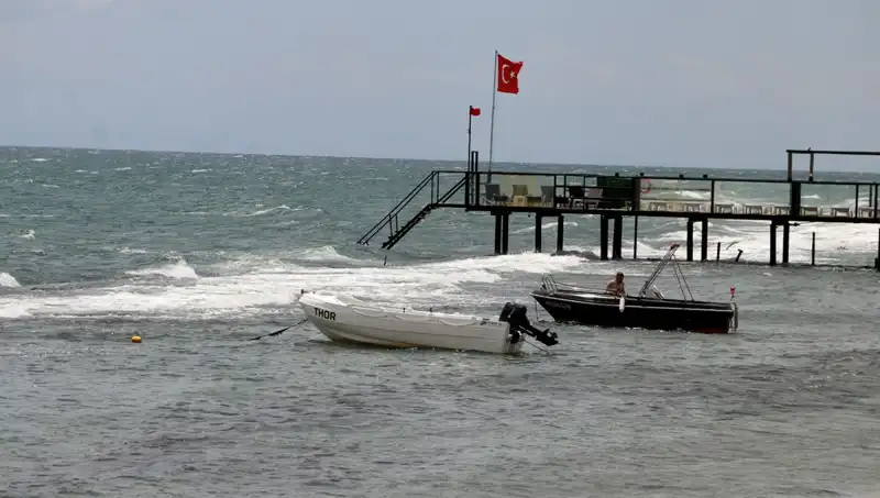 Poyraz Rüzgarı Çeşme'yi Vurdu: Denize Girmek Yasaklandı!
