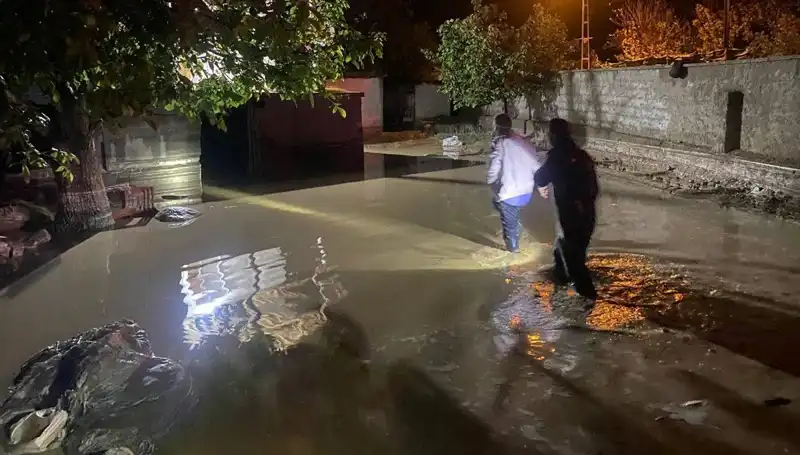 20 Dakikalık Yağış Felaket Yarattı: 1 Ev Çöktü, 3 Ev Boşaltıldı