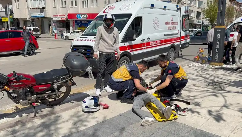 Aksaray'da Motosiklet Kazası: İki Kişi Yaralandı, Trafik Durumu Felç Oldu