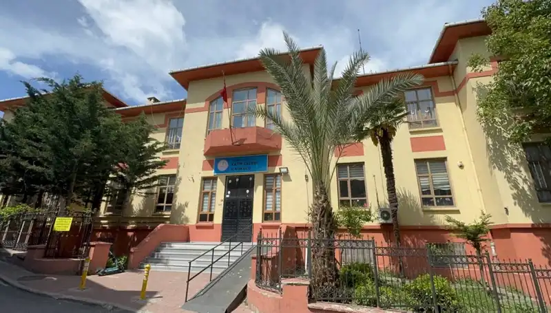 Depremde Hasar Gören Okulların Boşaltılması Öğrencilerin Geleceğini Tehdit Ediyor