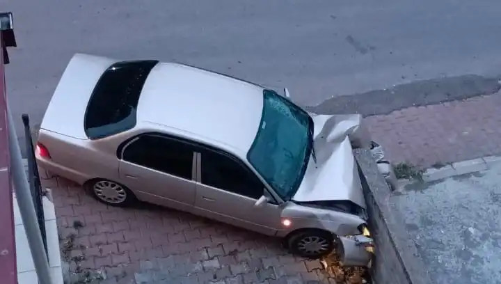 Şaşkınlık Yaratan Kaza: Kontrolü Kaybedip Duvara Çarptı!
