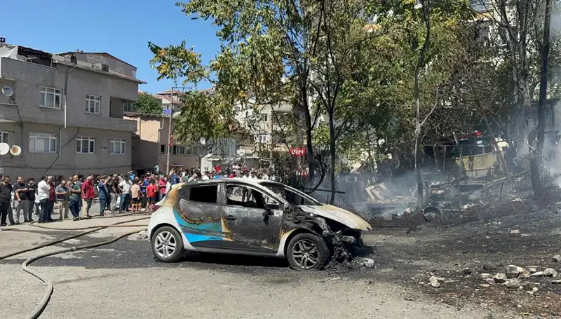 Gecekondu Yangını: Mahalledeki Park Halindeki Araç Alev Alev Yandı