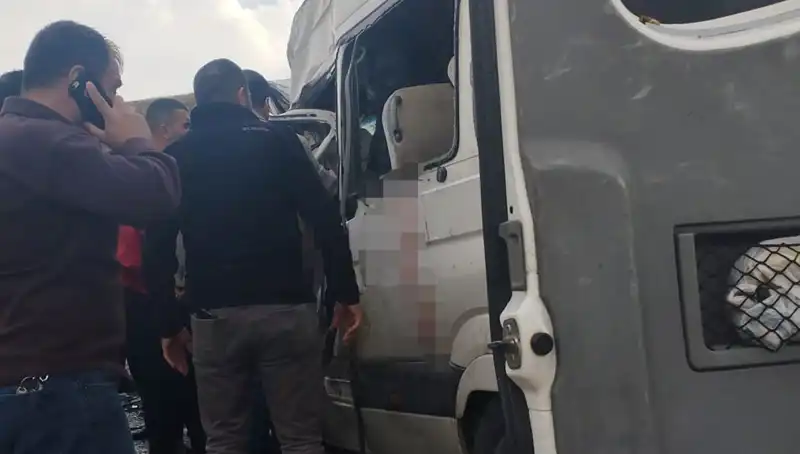 Van'da Feci Kaza: Minibüsle Kamyonet Çarpıştı, 6 Ölü 8 Yaralı