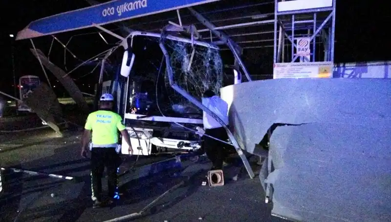 Otobüs Oto Yıkamaya Dalınca 8 Kişi Yaralandı: Feci Kaza Ayrıntıları