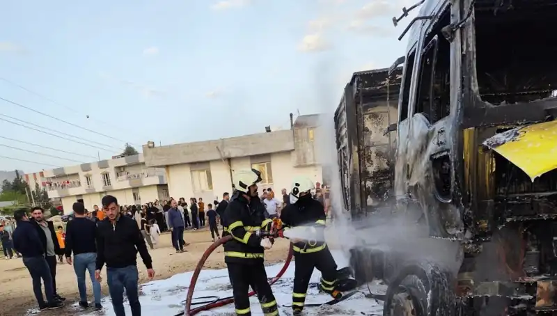 Park Halindeki İki TIR'ın Alev Alev Yanma Anı Olay Yeri Gözlemcilerini Şaşırttı