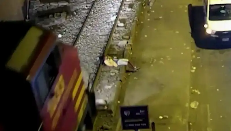 Tren Kazasında Mucizevi Kurtuluş: Hayat Kollarına Tutunan Bir Adam
