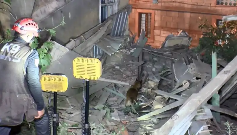 İstanbul'da Deprem Sonrası Can Kaybı Yaşatan Bina Çöktü!