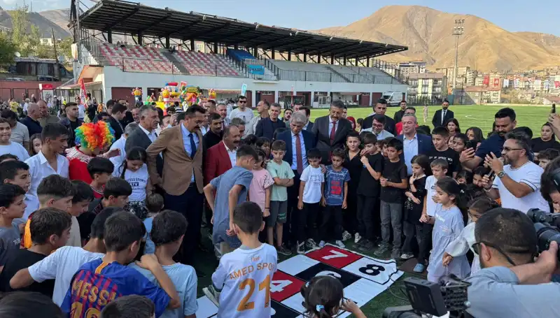 Hakkari'de Renkli Gelenekler Bir Araya Geldi: Anadolu Şenliği 2023