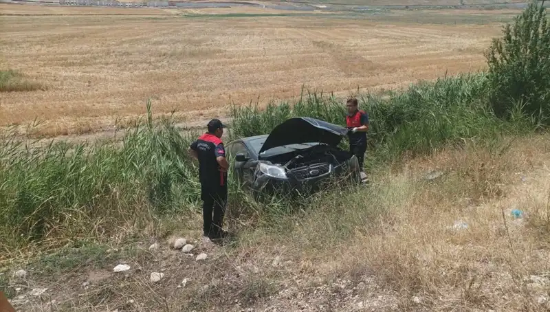 Otomobil Şarampole Uçtu: İki Kişi Yaralandı, Olay Yeri Detayları Şok Edici!