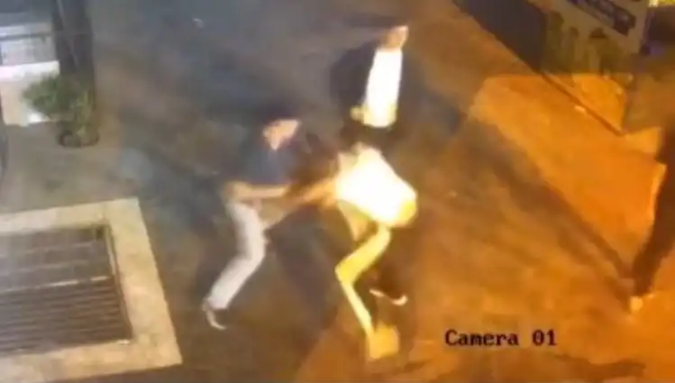 İstanbul Sokaklarında Tekmeli Yumruklu Kavga: Güvenlik Kameralarına Yansıdı
