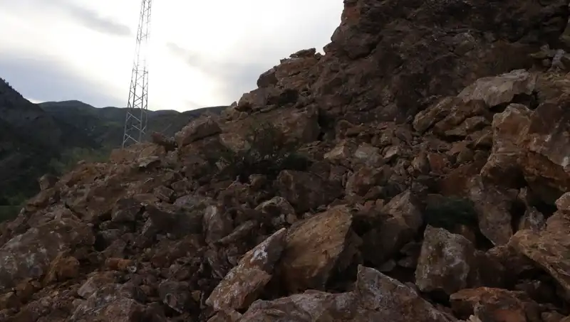 Erzurum'da Heyelan: Dev Kayalar Yolu Ulaşıma Kapadı