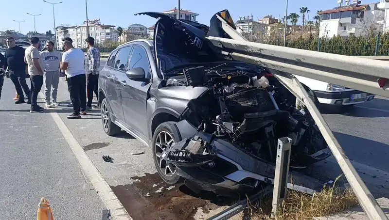Kaza Yapmamak İçin Bariyerlere Çarpan Araçta Neler Oldu?
