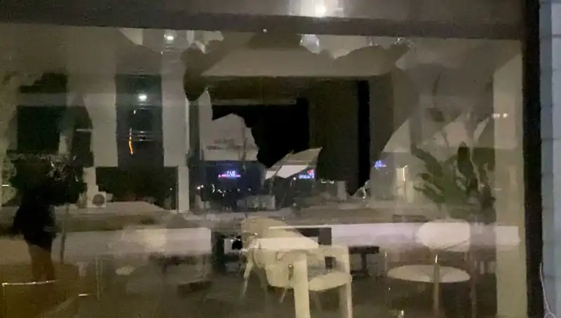 Mobilya Mağazasına Taşlı Saldırı: Güvenlik Önlemlerinin Yetersizliği Mi?