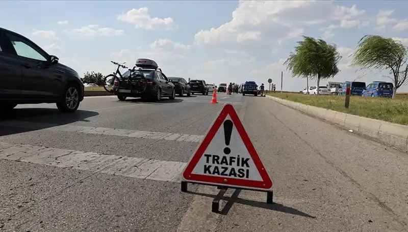 Adana'da Kamyon ile Otomobil Çarpıştı: Korkunç Kaza Sonrası Ölü ve Yaralı