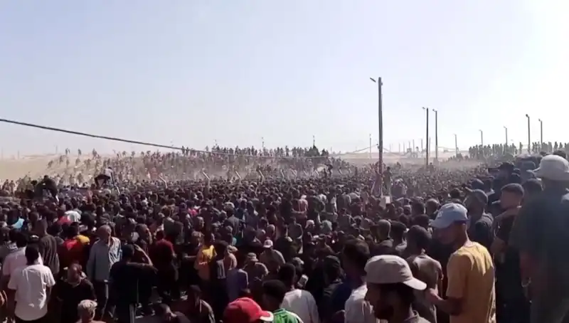 İsrail'in Filistinli Yardım Konvoyuna Saldırısı: 30 Can Kaybı ve Tepkiler