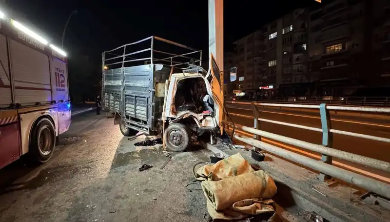 Kamyonetin Yön Tabelasına Çarpması Sonucu Sürücü Hastaneye Kaldırıldı