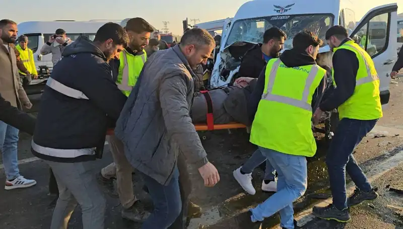 İki İşçinin Servis Araçları Kafa Kafaya Çarpıştı: Olayın Ayrıntıları Ortaya Çıkıyor