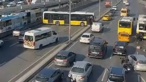 İETT Otobüsü Trafiği Kilitleyen Kaza: İki Araçla Çarpıştı