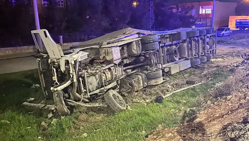 TIR Devrildi: Kazada 6 Kişi Yaralanarak Hastaneye Kaldırıldı