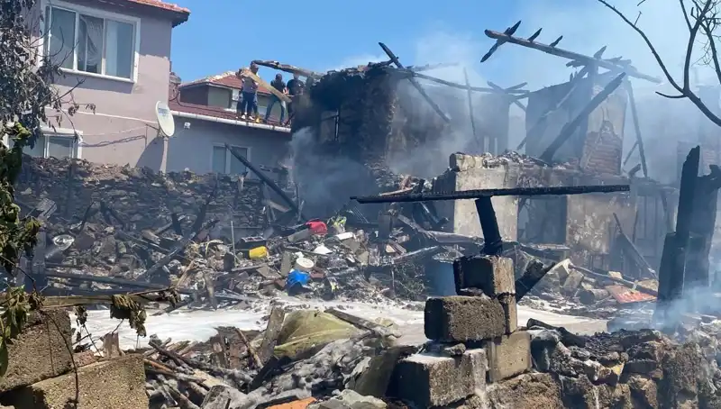 Kırklareli'nde Alevler İçinde Kalan Evde İtfaiye Eri Yaralandı