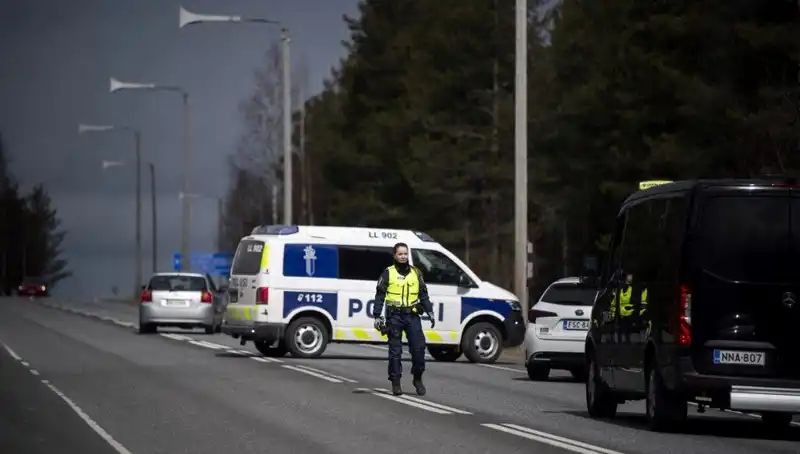 Finlandiya’daki Okulda Bıçaklı Saldırı: Üç Öğrenci Yaralandı, Şüpheli Gözaltında!
