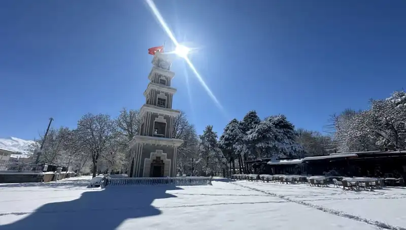 Erzincan Nisan Ayında Bembeyaz Bir Güne Merhaba Dedi