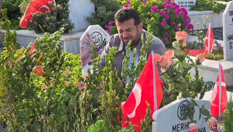 Deprem Şehitliğinde Duygu Dolu Bir Bayram: Acılar ve Hatıralar Bir Arada