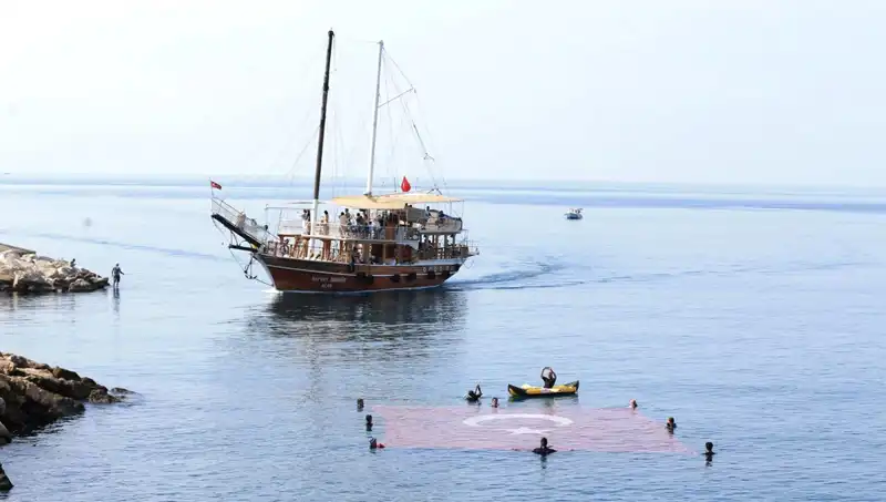 Denizde 15 Temmuz Anması: Kahramanlıklar Dalgalarla Buluşuyor