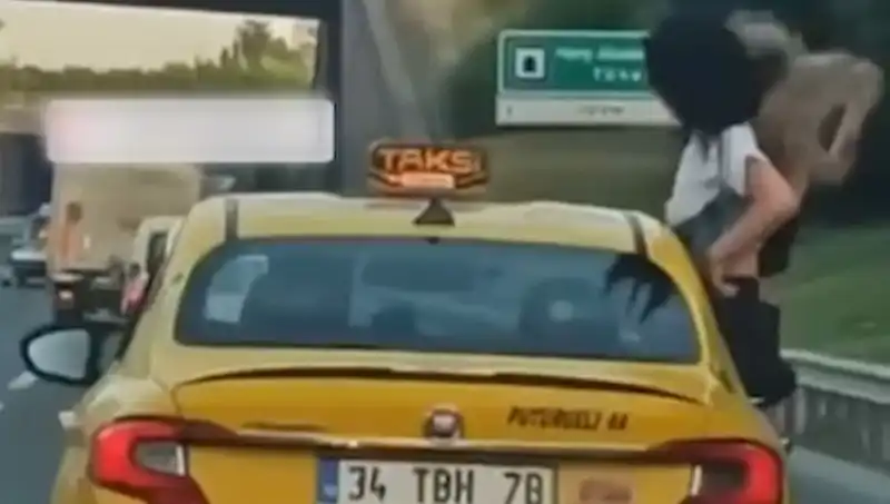 TEM Otoyolu'nda Taksiden Sarkan Şahıslar Göz Doldurdu, Şok Etti!