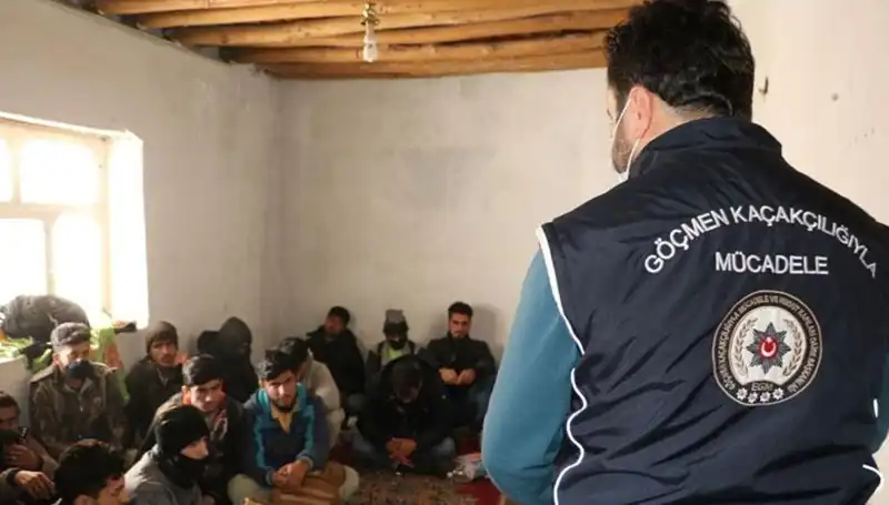 Edirne ve Kırklareli’nde Düzensiz Göçmen Operasyonu: 17 Gözaltı Yapıldı
