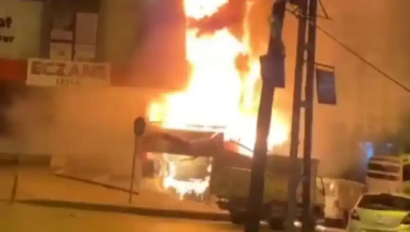 Başakşehir'de İş Merkezinde Patlayan Yangın Panik Yarattı!