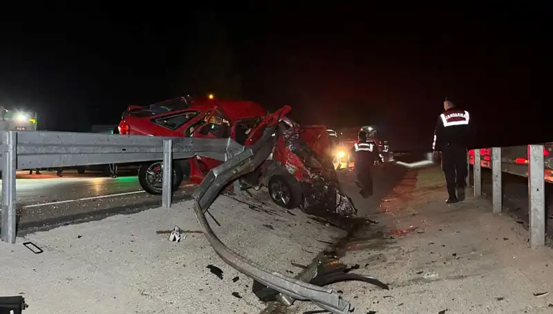 Bariyerlere Çarpan Otomobil Feci Bir Kaza Yaptı: 2 Can Kaybı