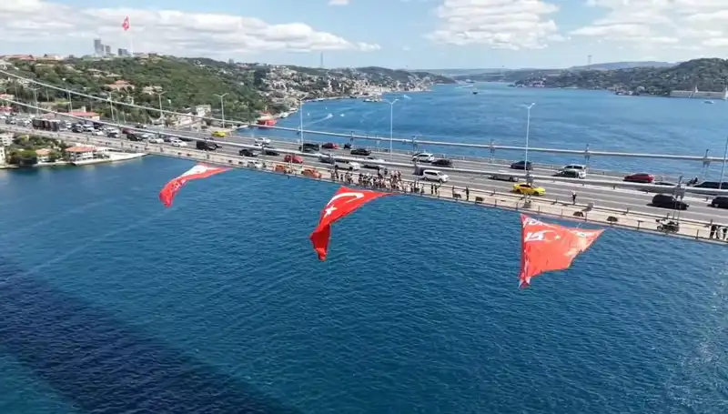 Türk Bayrağı, Yeni Köprüde Gururla Dalgalanıyor