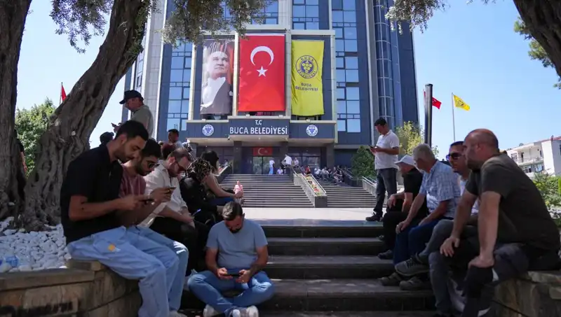 Ücretlerini Alamayan İşçilerden Duygusal Oturma Eylemi: Adalet İstiyorlar!