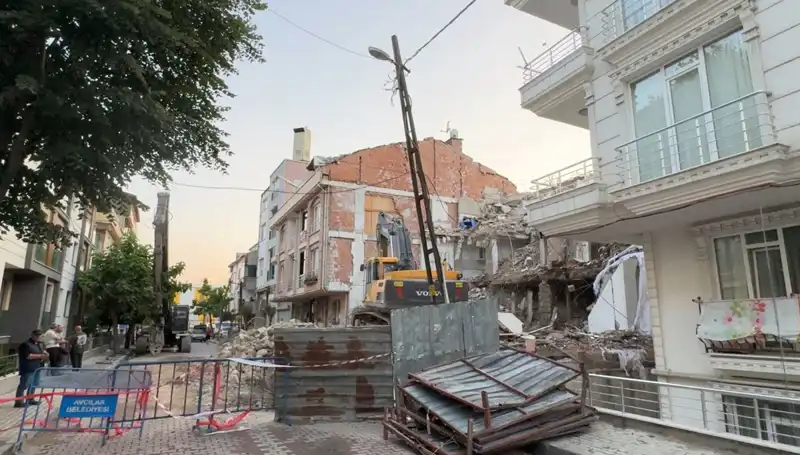 Yıkım Esnasında Elektrik Kablosu Koptu, İki Sokak Karanlığa Gömüldü