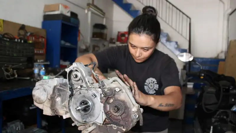 Eşi Çırak Bulamıyordu, 33 Yaşındaki Kadın Motor Ustası Oldu!