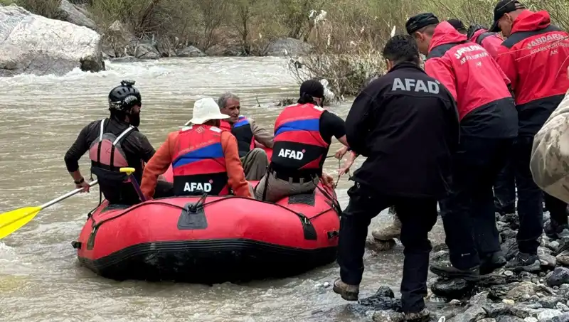 Zap Suyu Kenarındaki Mahsur Kalan 4 Kişi Kurtarıldı: İşte Detaylar