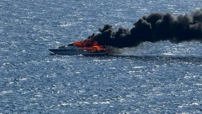 İzmir Koylarında Motoryat Yangını: Sıcak Günlerde Bir Facia!