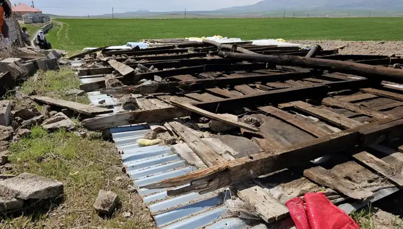 Bitlis'te Fırtına Korku Saldı: Çatılar Uçtu, Hayat Durma Noktasına Geldi