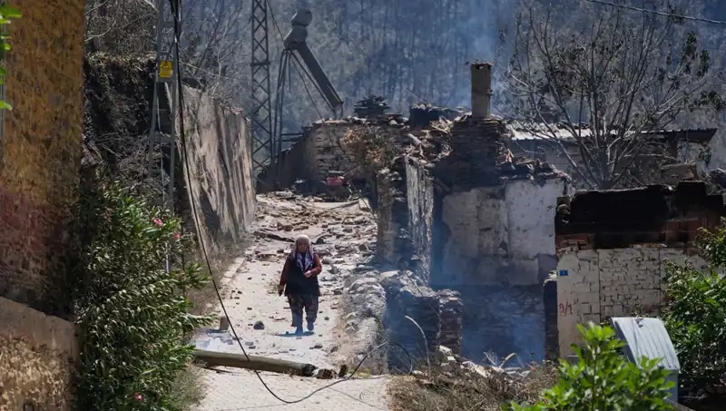İzmir ve Bilecik'te Yangınlar: 415 Bina Kül Oldu, Acı Bilanço Açıklandı!