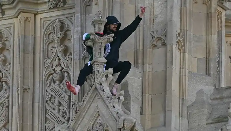 Londra'da Filistin Bayrağı İle Big Ben'e Tırmanan Protestocu Gözaltına Alındı