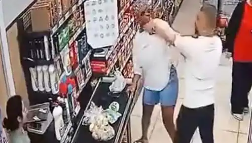 Çocuğunun Önünde Kadına Saldıran Adam Marketi Karıştırdı!