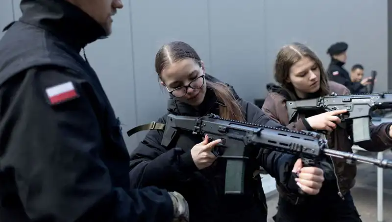 Polonya, Savaş Tehditlerine Karşı Sivillerini Askeri Eğitime Alıyor