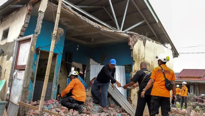 Endonezya'da Şiddetli Deprem: 5,7 Büyüklüğünde Sarsıntı Evleri Düz Düz Gördü
