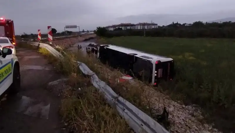 Manisa'da Yolcu Otobüsü Kaza Yaptı: Yaralılar Var, Detaylar Şok Edici!