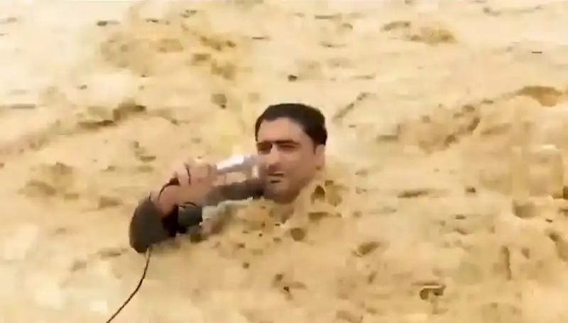 Yayın Sırasında Sel Sularına Kapılanlarını Kurtarma Mücadelesi