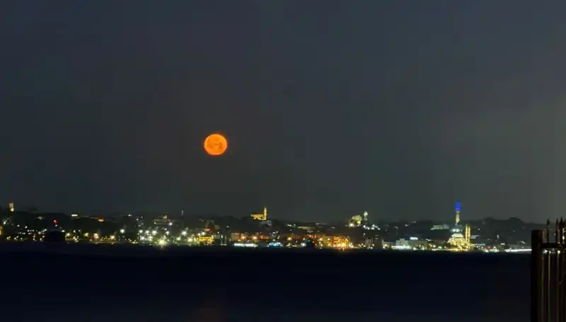 İstanbul'da Büyüleyici Çilek Dolunayı Manzaraları Gökyüzünü Aydınlattı