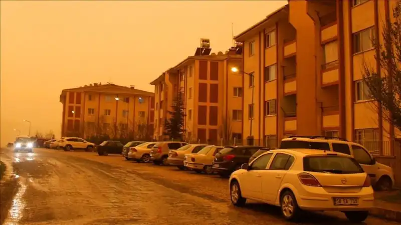 Meteoroloji Uyarıyor: Çöl Tozu ve Sağanak Yağmur Birleşiyor, Çamur Yağışı Bekleniyor!