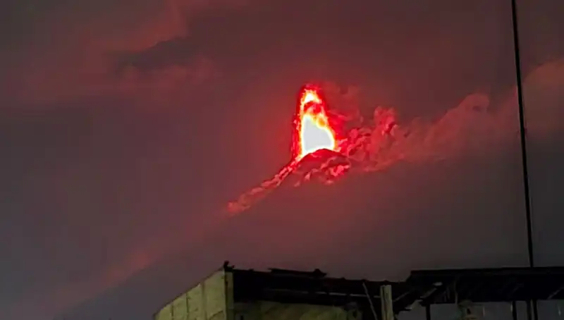 Fuego Yanardağı’nın Ani Patlaması: 30 Bin Kişi Tahliye Ediliyor